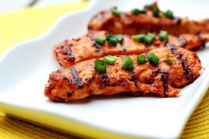 Laktat, finom és kalóriamentes: csirke, brokkolis céklasalátával és avokádós pestóval